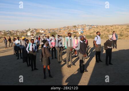 Windhoek. 3 juin 2020. Les apprenants portant des masques sont divisés en petits groupes pour se conformer à la distanciation sociale dans une école de la capitale namibienne Windhoek le 3 juin 2020. La Namibie reprend cette semaine des cours en face à face pour les classes secondaires de niveau 11 et 12 après la fermeture de la COVID-19, les écoles pratiquent des mesures d'hygiène de sécurité pour freiner la propagation de la COVID-19. Credit: Ndalimpinga IITA/Xinhua/Alay Live News Banque D'Images