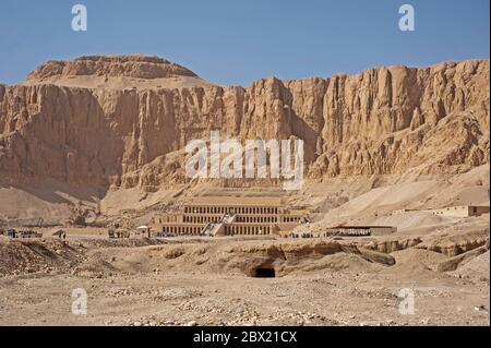 Vue sur le paysage de l'ancien temple égyptien de Hatshepsut extérieur sculpté dans la base de la falaise de montagne du désert à Louxor Egypte Banque D'Images