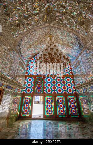 Sanctuaire d'Aramgah-e Shah-e Cheragh à Shiraz, Iran. Sayyed Mir Ahmad, l’un des 17 frères de l’Imam Reza, a été chassé et tué par le califat à ce sujet Banque D'Images