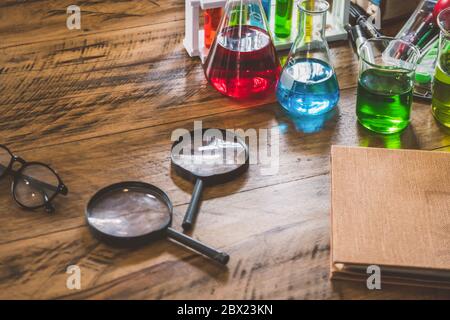 Équipement chimique installé sur la table en bois. Banque D'Images