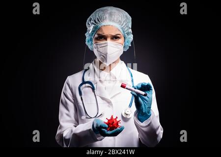 Photo de scientifique dame Hold covid bactéries tube de sonde de sang analyser processus infectieux découvert vaccin expérimental porter masque manteau plastique facial Banque D'Images