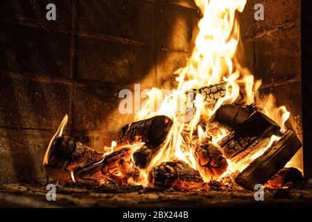 Incendie généré par la combustion de bois de chauffage dans un grill en briques Banque D'Images