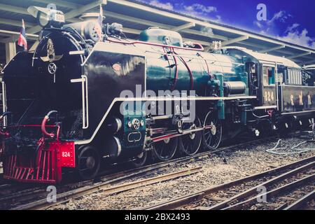 BANGKOK, THAÏLANDE - 26 MARS 2017 : ancienne locomotive à vapeur du chemin de fer d'État de Thaïlande. Ton vintage Banque D'Images