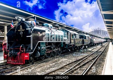 BANGKOK, THAÏLANDE - 26 MARS 2017 : ancienne locomotive à vapeur du chemin de fer d'État de Thaïlande. Banque D'Images