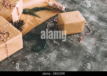 Préparation des cadeaux de noël sur fond gris grunge. Banque D'Images