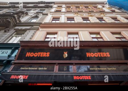 PRAGUE, TCHÉQUIE - 3 NOVEMBRE 2019 : logo Hooters devant leur restaurant pour Prague. Hooters est une chaîne multinationale américaine de restauration décontractée Banque D'Images