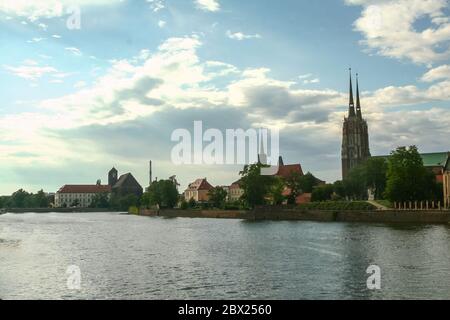 Cathédrale de Wroclaw, également appelée cathédrale de St. jean le baptiste ou katarra sw. jana chrisciela, vue d'une île sur la rivière Oder. C'est catholique Banque D'Images