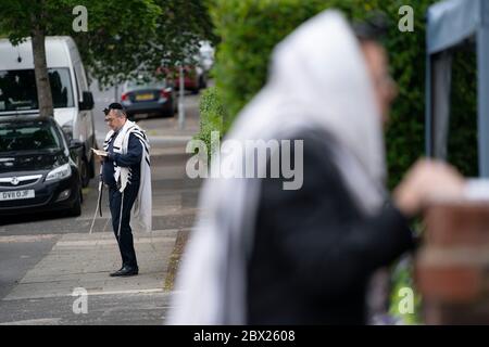 Manchester, Royaume-Uni. 4 juin 2020. Les juifs orthodoxes effectuent leurs prières matinales dans les jardins adjacents de Salford afin de se conformer aux nouvelles règles permettant à 6 personnes de se réunir dans un jardin mais de parvenir encore à un minyan, un quorum de dix adultes juifs requis pour certaines obligations religieuses, Manchester, Royaume-Uni. Crédit : Jon Super/Alay Live News. Banque D'Images