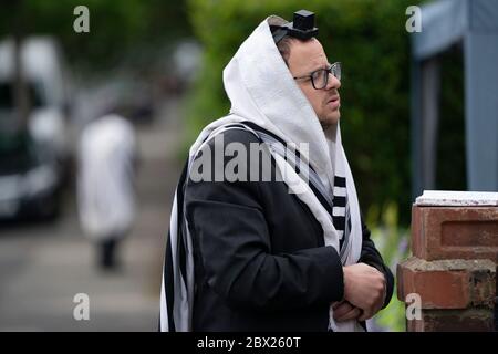 Manchester, Royaume-Uni. 4 juin 2020. Les juifs orthodoxes effectuent leurs prières matinales dans les jardins adjacents de Salford afin de se conformer aux nouvelles règles permettant à 6 personnes de se réunir dans un jardin mais de parvenir encore à un minyan, un quorum de dix adultes juifs requis pour certaines obligations religieuses, Manchester, Royaume-Uni. Crédit : Jon Super/Alay Live News. Banque D'Images