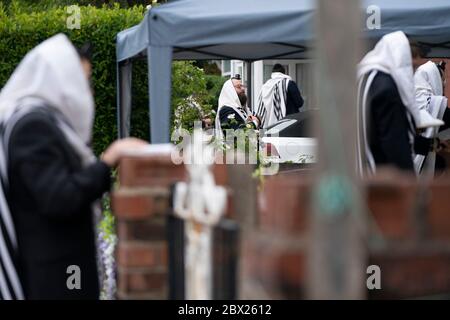 Manchester, Royaume-Uni. 4 juin 2020. Les juifs orthodoxes effectuent leurs prières matinales dans les jardins adjacents de Salford afin de se conformer aux nouvelles règles permettant à 6 personnes de se réunir dans un jardin mais de parvenir encore à un minyan, un quorum de dix adultes juifs requis pour certaines obligations religieuses, Manchester, Royaume-Uni. Crédit : Jon Super/Alay Live News. Banque D'Images