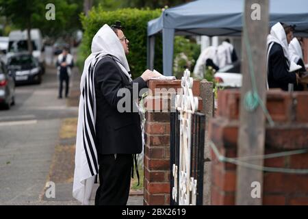 Manchester, Royaume-Uni. 4 juin 2020. Les juifs orthodoxes effectuent leurs prières matinales dans les jardins adjacents de Salford afin de se conformer aux nouvelles règles permettant à 6 personnes de se réunir dans un jardin mais de parvenir encore à un minyan, un quorum de dix adultes juifs requis pour certaines obligations religieuses, Manchester, Royaume-Uni. Crédit : Jon Super/Alay Live News. Banque D'Images