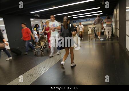 Personnes sortant de la station de métro de Rome. Italie Banque D'Images