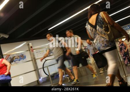 Personnes sortant de la station de métro de Rome. Italie Banque D'Images