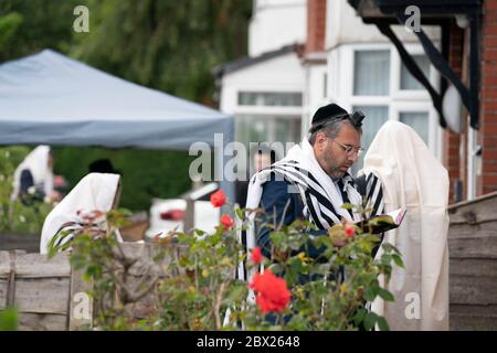 Manchester, Royaume-Uni. 4 juin 2020. Les juifs orthodoxes effectuent leurs prières matinales dans les jardins adjacents de Salford afin de se conformer aux nouvelles règles permettant à 6 personnes de se réunir dans un jardin mais de parvenir encore à un minyan, un quorum de dix adultes juifs requis pour certaines obligations religieuses, Manchester, Royaume-Uni. Crédit : Jon Super/Alay Live News. Banque D'Images