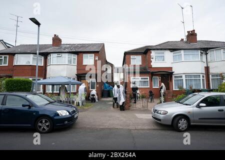 Manchester, Royaume-Uni. 4 juin 2020. Les juifs orthodoxes effectuent leurs prières matinales dans les jardins adjacents de Salford afin de se conformer aux nouvelles règles permettant à 6 personnes de se réunir dans un jardin mais de parvenir encore à un minyan, un quorum de dix adultes juifs requis pour certaines obligations religieuses, Manchester, Royaume-Uni. Crédit : Jon Super/Alay Live News. Banque D'Images