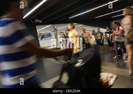 Personnes sortant de la station de métro de Rome. Italie Banque D'Images