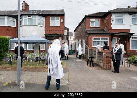 Manchester, Royaume-Uni. 4 juin 2020. Les juifs orthodoxes effectuent leurs prières matinales dans les jardins adjacents de Salford afin de se conformer aux nouvelles règles permettant à 6 personnes de se réunir dans un jardin mais de parvenir encore à un minyan, un quorum de dix adultes juifs requis pour certaines obligations religieuses, Manchester, Royaume-Uni. Crédit : Jon Super/Alay Live News. Banque D'Images