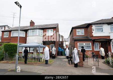 Manchester, Royaume-Uni. 4 juin 2020. Les juifs orthodoxes effectuent leurs prières matinales dans les jardins adjacents de Salford afin de se conformer aux nouvelles règles permettant à 6 personnes de se réunir dans un jardin mais de parvenir encore à un minyan, un quorum de dix adultes juifs requis pour certaines obligations religieuses, Manchester, Royaume-Uni. Crédit : Jon Super/Alay Live News. Banque D'Images