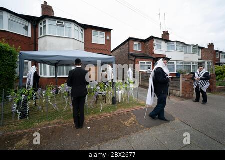 Manchester, Royaume-Uni. 4 juin 2020. Les juifs orthodoxes effectuent leurs prières matinales dans les jardins adjacents de Salford afin de se conformer aux nouvelles règles permettant à 6 personnes de se réunir dans un jardin mais de parvenir encore à un minyan, un quorum de dix adultes juifs requis pour certaines obligations religieuses, Manchester, Royaume-Uni. Crédit : Jon Super/Alay Live News. Banque D'Images