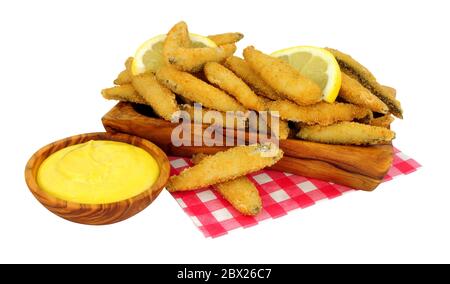 Pain frit ramoleté poisson blanc couvert de mayonnaise trempée dans un plat de bois d'olive isolé sur fond blanc Banque D'Images