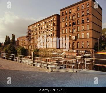 1995, Rose Wharf, ancien moulin abandonné à côté de la rivière aire, Leeds, West Yorkshire, Angleterre du Nord, Royaume-Uni Banque D'Images