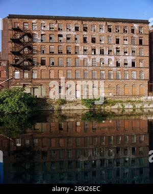 1995, Rose Wharf, ancien moulin abandonné à côté de la rivière aire, Leeds, West Yorkshire, Angleterre du Nord, Royaume-Uni Banque D'Images