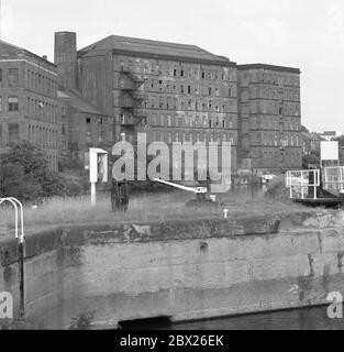 1995, Rose Wharf, ancien moulin abandonné à côté de la rivière aire, Leeds, West Yorkshire, Angleterre du Nord, Royaume-Uni Banque D'Images