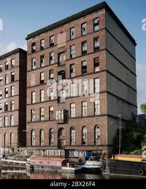 1995, Rose Wharf, ancien moulin abandonné à côté de la rivière aire, Leeds, West Yorkshire, Angleterre du Nord, Royaume-Uni Banque D'Images