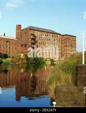 1995, Rose Wharf, ancien moulin abandonné à côté de la rivière aire, Leeds, West Yorkshire, Angleterre du Nord, Royaume-Uni Banque D'Images