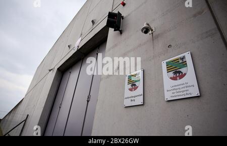 Burg, Allemagne. 04e juin 2020. L'entrée principale de la prison de Burg (JVA). L'extrémiste de droite Stephan B., qui a attaqué une synagogue à Halle en octobre 2019 et a ensuite assassiné deux personnes, a été transféré à la prison de Burg après avoir tenté de s'échapper de la prison de Halle. (À dpa 'Escape tentative by Stephan B. - Incredible Five minutes') Credit: Ronny Hartmann/dpa/Alay Live News Banque D'Images