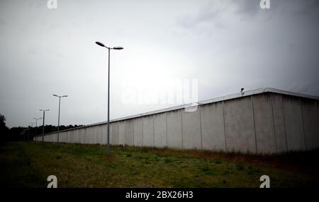 Burg, Allemagne. 04e juin 2020. Un mur extérieur de la prison (JVA) Burg. L'extrémiste de droite Stephan B., qui a attaqué une synagogue à Halle en octobre 2019 et a ensuite assassiné deux personnes, a été transféré à la prison de Burg après une tentative d'évasion à Halle. (À dpa 'Escape tentative by Stephan B. - Incredible Five minutes') Credit: Ronny Hartmann/dpa/Alay Live News Banque D'Images
