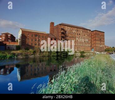 1995, Rose Wharf, ancien moulin abandonné à côté de la rivière aire, Leeds, West Yorkshire, Angleterre du Nord, Royaume-Uni Banque D'Images