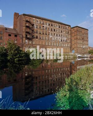 1995, Rose Wharf, ancien moulin abandonné à côté de la rivière aire, Leeds, West Yorkshire, Angleterre du Nord, Royaume-Uni Banque D'Images