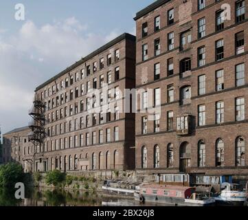 1995, Rose Wharf, ancien moulin abandonné à côté de la rivière aire, Leeds, West Yorkshire, Angleterre du Nord, Royaume-Uni Banque D'Images