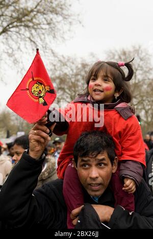 On estime que 100,000 000 Tamouls marchaient dans les rues de Londres pour réclamer la fin de la guerre au Sri Lanka Banque D'Images