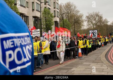 On estime que 100,000 000 Tamouls marchaient dans les rues de Londres pour réclamer la fin de la guerre au Sri Lanka Banque D'Images