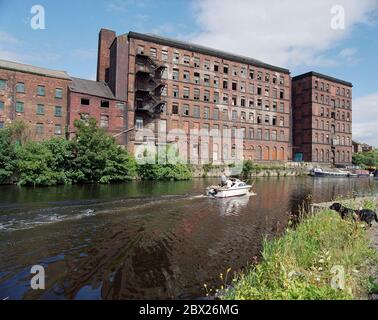 1995, Rose Wharf, ancien moulin abandonné à côté de la rivière aire, Leeds, West Yorkshire, Angleterre du Nord, Royaume-Uni Banque D'Images