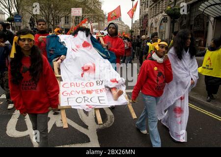 On estime que 100,000 000 Tamouls marchaient dans les rues de Londres pour réclamer la fin de la guerre au Sri Lanka Banque D'Images