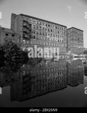 1995, Rose Wharf, ancien moulin abandonné à côté de la rivière aire, Leeds, West Yorkshire, Angleterre du Nord, Royaume-Uni Banque D'Images