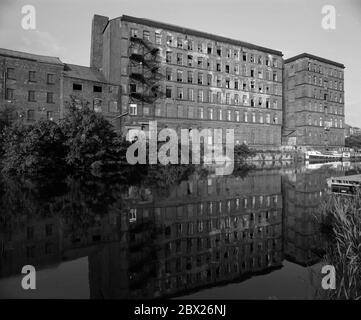 1995, Rose Wharf, ancien moulin abandonné à côté de la rivière aire, Leeds, West Yorkshire, Angleterre du Nord, Royaume-Uni Banque D'Images