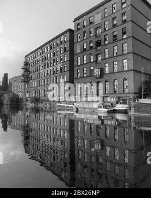 1995, Rose Wharf, ancien moulin abandonné à côté de la rivière aire, Leeds, West Yorkshire, Angleterre du Nord, Royaume-Uni Banque D'Images