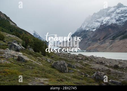 Paysage sauvage en patagonie avec une citation de texte superposée explorer évasion de rêve, vlog thème blogger pour Voyage, Voyage inspiration poster d'arrière-plan Banque D'Images