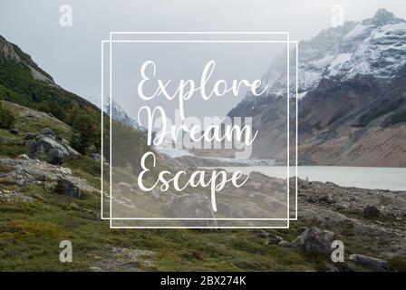 Paysage sauvage en patagonie avec une citation de texte superposée explorer évasion de rêve, vlog thème blogger pour Voyage, Voyage inspiration poster d'arrière-plan Banque D'Images