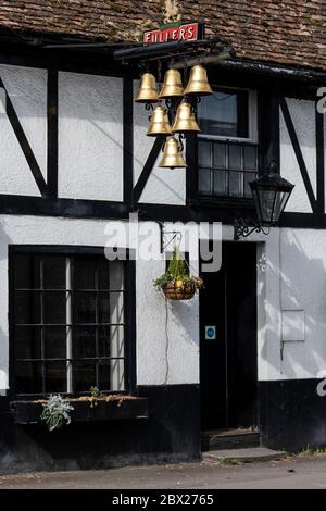 Le panneau du pub six Bells est suspendu à l'extérieur de la maison publique à colombages du XVIe siècle dans la rue Lower High, dans la ville marchande de Thames à Oxfords Banque D'Images