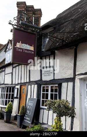 Un bâtiment de toit de chaume, situé dans le Calledâ le Thatchâ est un restaurant construit en 1550. Il est sur la Basse haute rue dans la ville de marché de Thame dans Oxfordshire, BRI Banque D'Images