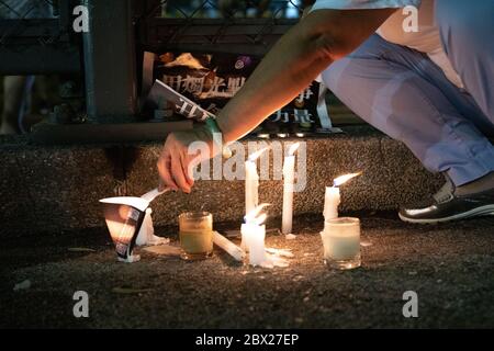 Causeway Bay, Hong Kong. 04, juin 2020. Des militants allument des bougies commémorant les manifestations étudiantes en Chine sur la place Tiananmen, malgré les interdictions de commémorations en Chine et à Hong Kong. © Danny Tsai / Alamy Live News Banque D'Images