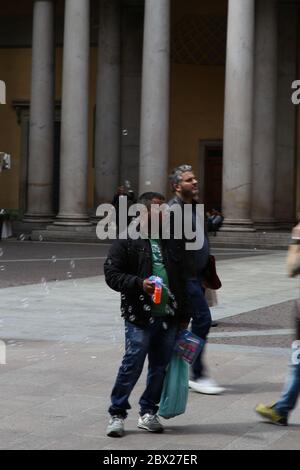 Asiatic - Indien ethnicité homme immigré vendant des jouets dans la rue. Banque D'Images