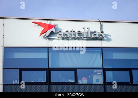 PRAGUE, TCHÉQUIE - 1er NOVEMBRE 2019 : logo Astellas devant leur bureau principal de Prague. Astellas Pharma est une société pharmaceutique japonaise srea Banque D'Images