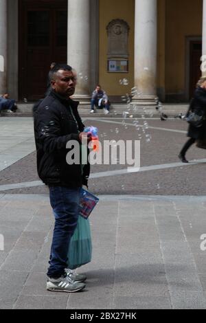 Asiatic - Indien ethnicité homme immigré vendant des jouets dans la rue. Banque D'Images