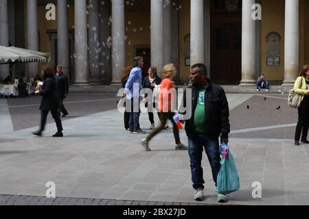 Asiatic - Indien ethnicité homme immigré vendant des jouets dans la rue. Banque D'Images